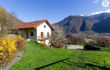 G&icirc;te n&deg;73G110101 Esserts-Blay - Savoie - Vue depuis le champs 