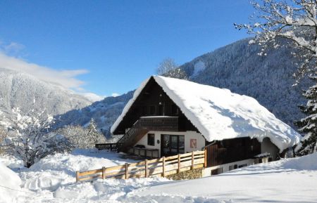 Chambre d'h&ocirc;tes n&deg;73G211600 Queige - Savoie - La grange aux loups blottie sous la neige  abondante du massif du Beaufortain