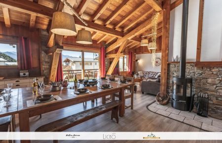 G&icirc;te n&deg;73G23151 Aussois - Savoie - Pi&egrave;ce de vie spacieuse avec po&ecirc;le &agrave; bois