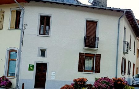 G&icirc;te n&deg;73G290145 Val-Cenis - Savoie - devant de la maison
