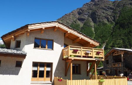 G&icirc;te n&deg;73G40173 Bessans - Savoie - facade sud et vue sur Tierce