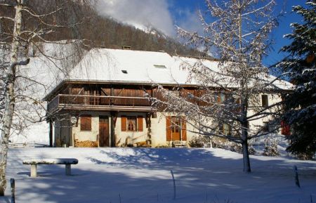 G&icirc;te n&deg;73G4158 Aillon-le-Jeune - Savoie - La grange l'hiver c&ocirc;t&eacute; jardin.