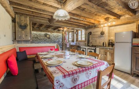 coin repas avec une banquette tres confortable Gîte n°73G290148 Val-Cenis - Savoie - coin repas avec une banquette tres confortable