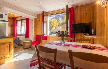 G&icirc;te n&deg;73G40178 Bessans - Savoie - Le salon et la cuisine sont orient&eacute;s &agrave; l'Est