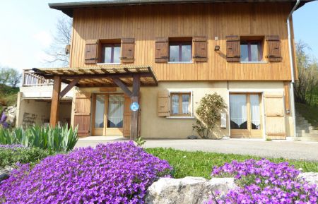 G&icirc;te n&deg;73G97101 Curienne - Savoie - terrasse au printemps (1). Nouvelle fa&ccedil;ade