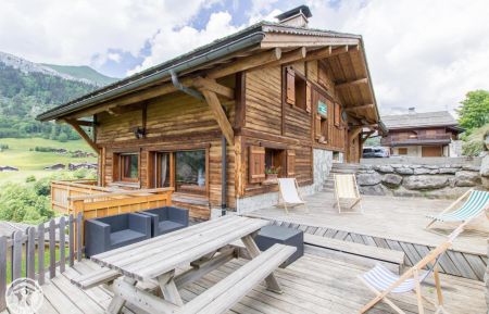 G&icirc;te n&deg;136183 Le Grand-Bornand - Haute-Savoie - vue d'une partie de la terrasse am&eacute;nag&eacute;e ( nouveaux mobiliers depuis :)