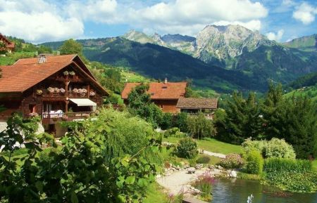 G&icirc;te n&deg;160023 Manigod - Haute-Savoie - Le chalet, le jardin et le Massif de l'Etale