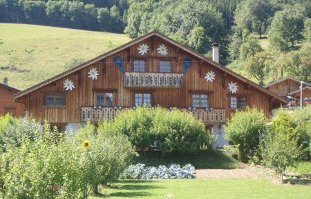 G&icirc;te n&deg;222001 Reyvroz - Haute-Savoie - Entr&eacute;e du g&icirc;te &agrave; l'arri&egrave;re du chalet