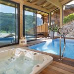 Piscine int&eacute;rieure chauff&eacute;e et jacuzzi accessibles toute l'ann&eacute;e