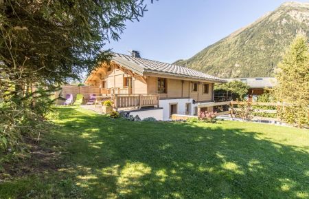 G&icirc;te n&deg;56036 Chamonix-Mont-Blanc - Haute-Savoie - Vue sur le g&icirc;te et le jardin attenant